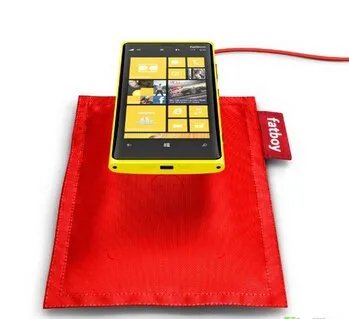 诺基亚920可以无线充电？是怎么充电法哦？