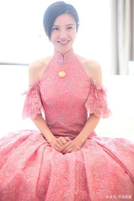 张若昀唐艺昕婚礼,首次曝光出了哪些风格的婚纱服?