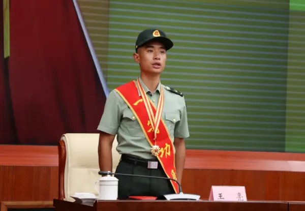 救4人荣立一等功的战士捐出1万元奖金，为何要捐出去？