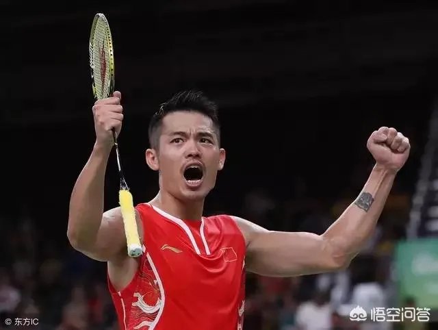 输球后摔球拍的林丹和向对手坚大姆指的谌龙，你认为谁有风度？为什么？