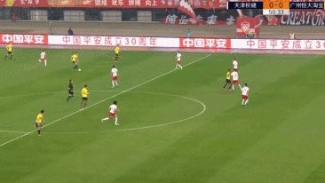 如何看待天津权健队长刘奕鸣在足协杯输球后与罚丢点球的储今朝相拥而笑？