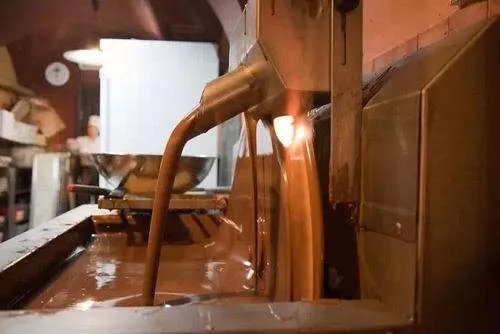 瑞士小镇下起巧克力雨是什么原因？