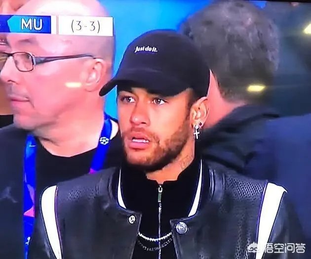 欧冠巴黎遭曼联顽强逆转，看台上的内马尔目瞪口呆，当时他在想什么？