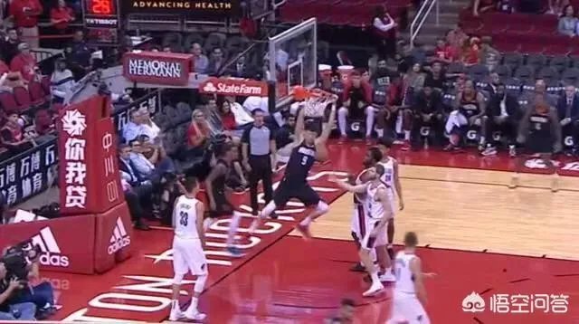周琦登场，强势完成双手暴扣，为什么火箭队替补席连个鼓掌的都没有？