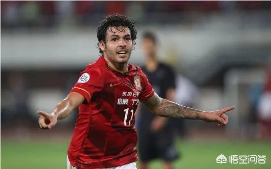 埃尔克森和高拉特以天价年薪“归化”我国，你认为对每逢比赛就“腿软”的国足有作用？