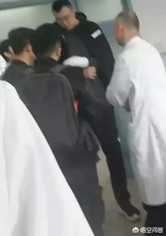 韩德君手指骨折需康复6周，最早会在半决赛复出，辽宁男篮有机会撑到半决赛吗？