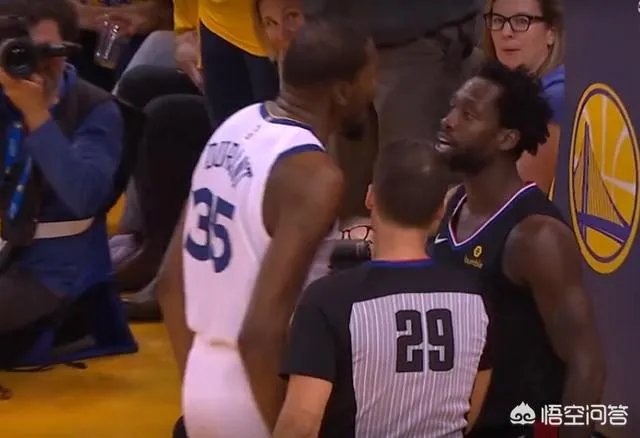 火爆！杜兰特怒推贝弗利，双双被驱逐，当时发生了什么？