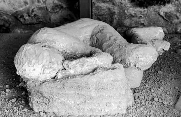 300年的女干尸复活？为何棺材都是抓痕