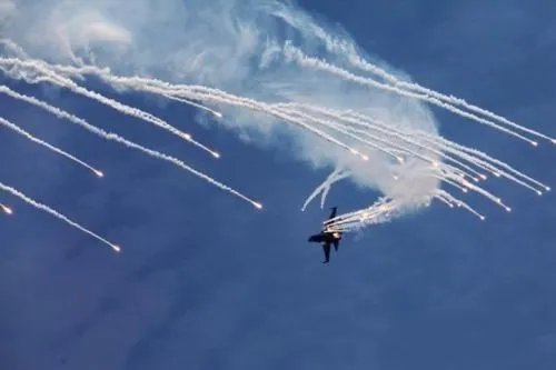 导弹为什么可以追着飞机跑？为什么说被锁定就可以跳伞了？