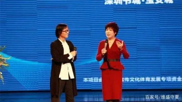 当年被北大学生轰下台的于丹：在跌落神坛的日子里，丈夫怎样做了？