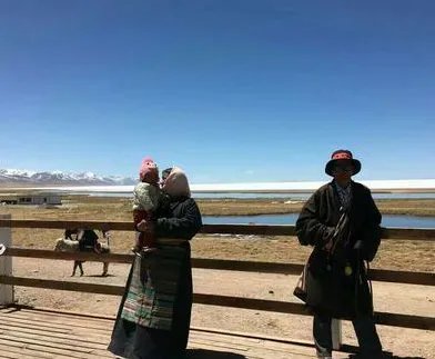 乘客坐火车为看风景集体擦车窗,如何看待乘客的行为?