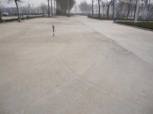 刚打的水泥地面要浇几天水