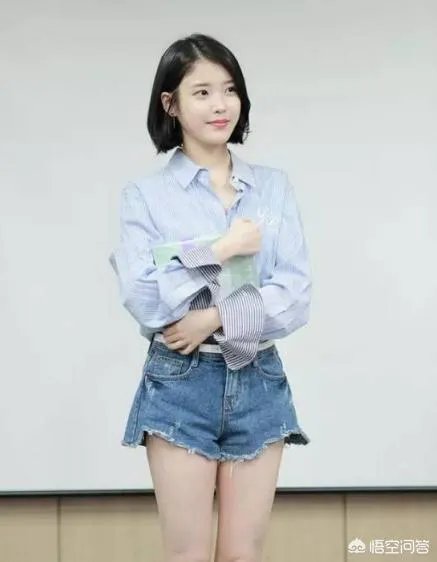 6月12日袁珊珊的机场搭配,条纹衬衫配短裤非常可爱,如何利用搭配穿出俏皮的感觉?