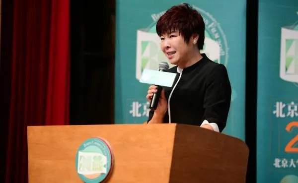 当年被北大学生轰下台的于丹：在跌落神坛的日子里，丈夫怎样做了？