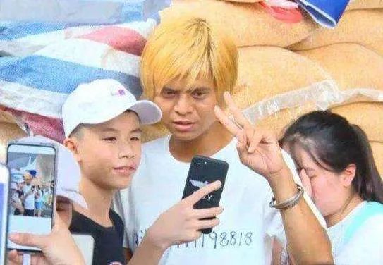 那个跟罗志祥撞脸，开启网红道路不做生意的小伙，后来怎样？