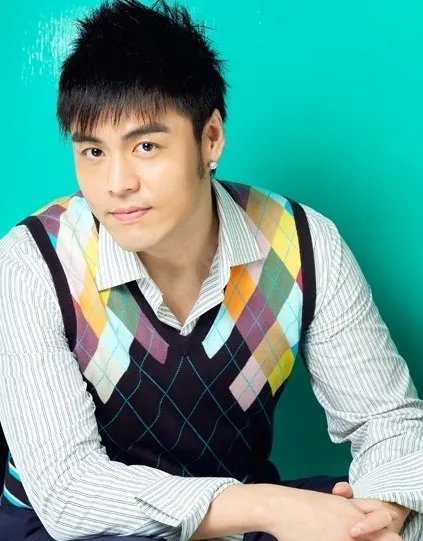 演员刘至翰女友是谁 当街亲蜜搂抱和林子萱离婚后不寂寞