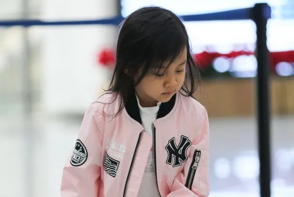 贾乃亮抱女儿出门，甜馨上演出门不带腿，贾乃亮为什么这么宠甜馨？