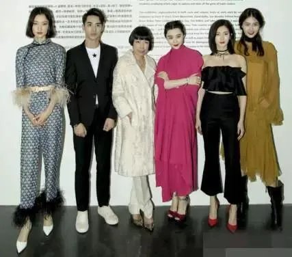 娱乐圈有哪些名副其实的「合影杀手」？