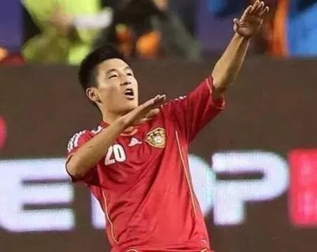 国足招入多名归化前锋，武磊还能竞争首发位置吗？