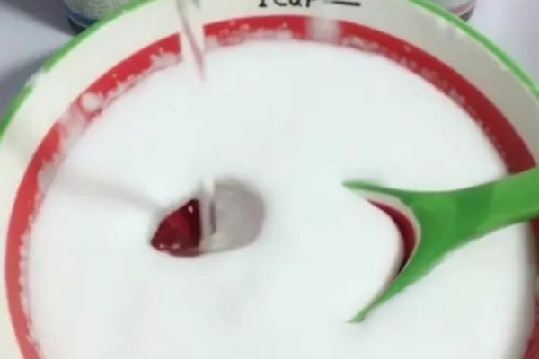 不用胶水和硼砂水和粘土和剃须泡怎么做起泡胶？