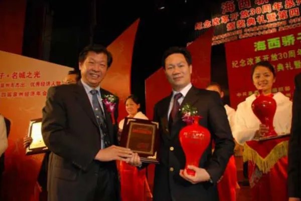 身为老总，施能坑为何还要给大学生亲自回信？