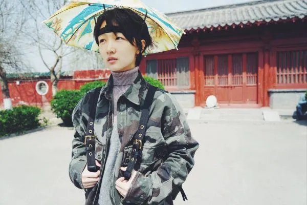 周冬雨干瘪得不成样子，穿条纹针织衫松松垮垮，长相挺甜美为何是如此的状态？