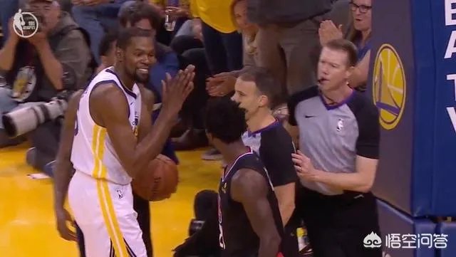 火爆！杜兰特怒推贝弗利，双双被驱逐，当时发生了什么？