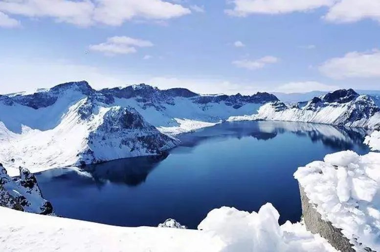 长白山天池再现不明物体，难道是水怪又出来透气了?