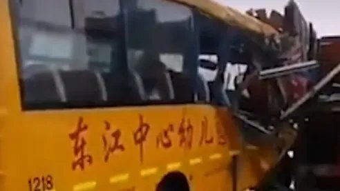 官方通报幼儿园校车与货车相撞，主要责任在谁？