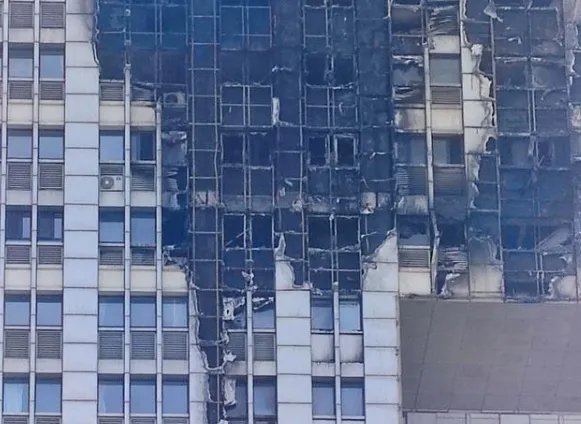 失火的大连地标留下黑色伤疤，导致起火的主要原因是什么？