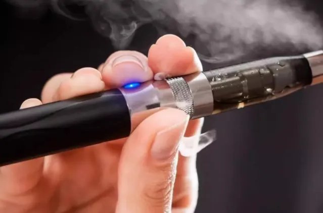 委员建议禁止向未成年人销售电子烟，电子烟的危害都有哪些？