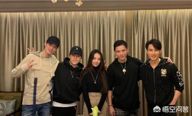 向佐郭碧婷默认恋情后亲密同框,你看好两人吗?有何祝福?