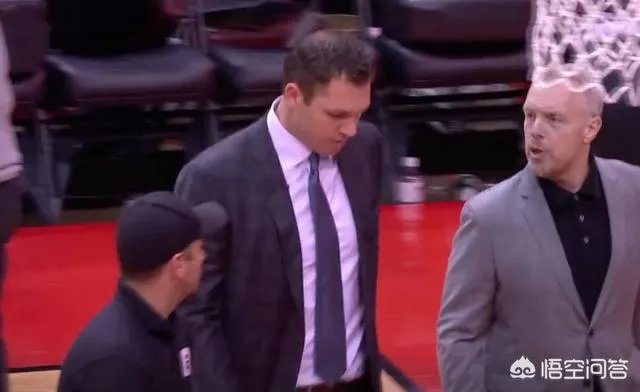 沃顿被逐,隆多起来整理西装,暂停间球员都聚向隆多,助教很无奈,你怎么看?