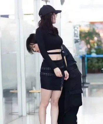 杨幂对身材真自信,穿露脐装现身机场,勒出小肚子了吗?