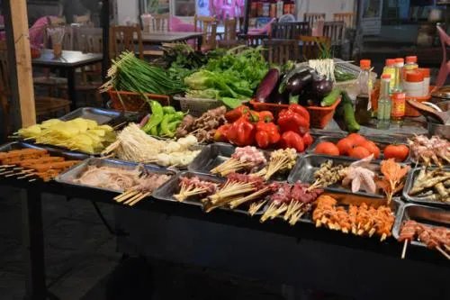 父亲摆摊照顾因病沉睡女儿，是什么让这位父亲坚持12年如一日的？