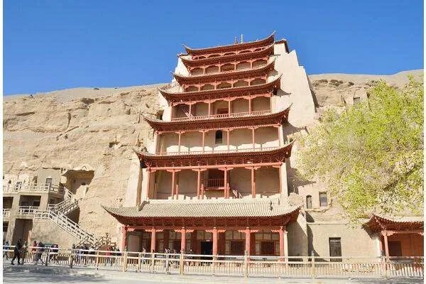 敦煌莫高窟因强沙尘暂停开放,这画面有没有带你回到千年前?