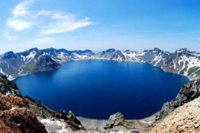 长白山天池再现不明物体，难道是水怪又出来透气了?