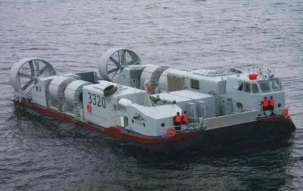 05式两栖步兵战车本身可以海上浮渡，为何还要用726气垫登陆艇运输？