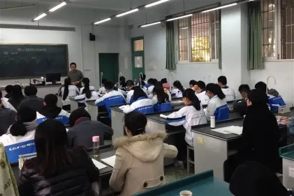 私立学校比公立学校教学质量高吗，为何那么多家长送孩子去上私立学校？