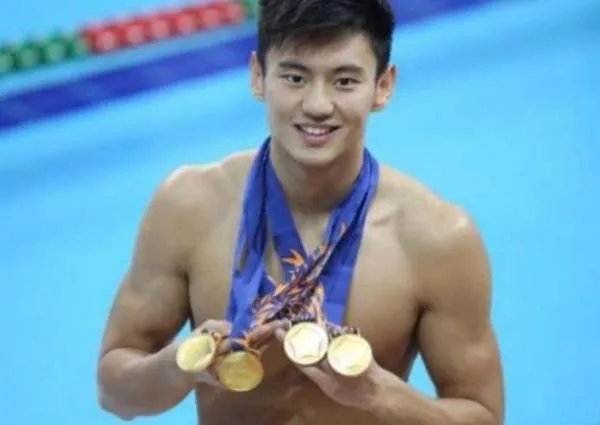 当年拿遍亚洲记录的宁泽涛，仅26岁被迫退役，退役1年他现状如何了？