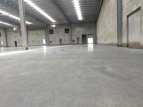 刚打的水泥地面要浇几天水