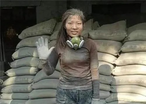 还记得卖惨走红的“水泥西施”吗？真实身份曝光后，过得如何？