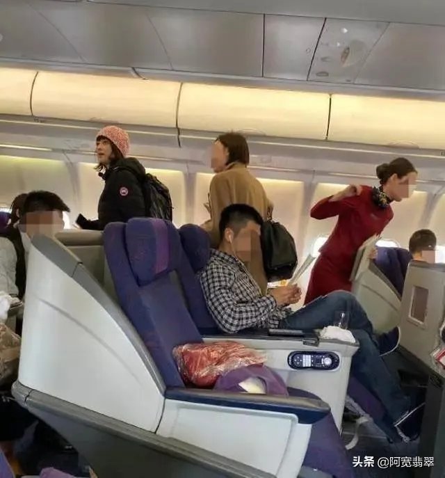 梅婷坐飞机脚踩显示屏，你认为这是什么行为？