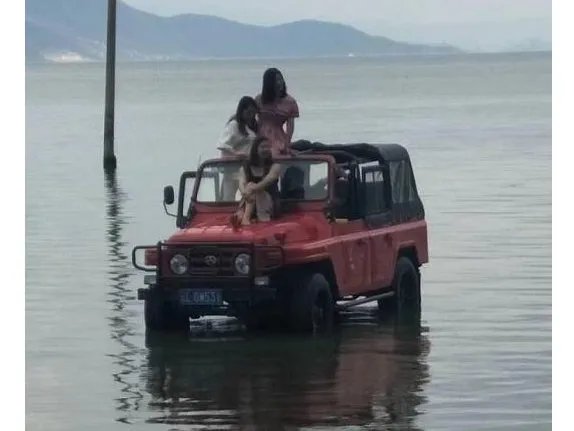 驾驶吉普车进大理洱海被怎么样了？