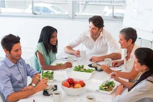 同事经济条件不好，一直蹭吃我零食，怎么拒绝她？