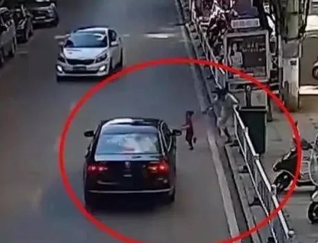 惊心动魄！7岁男孩1分钟3次横穿马路被撞，面部挫伤，此事故有何启发？