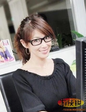 日本选美冠军山田佳子爆红网络 49岁童颜依旧