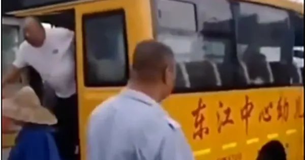 官方通报幼儿园校车与货车相撞，主要责任在谁？