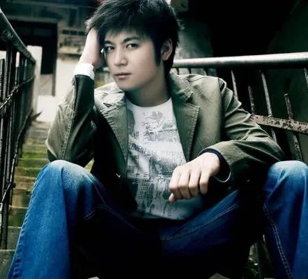 曲鑫红苹果乐园中饰演帅气男孩  朦胧爱情故事动人心扉