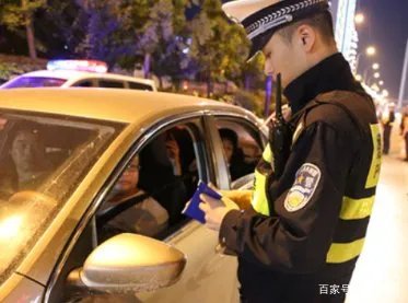 警方通报玛莎拉蒂女子叫余伟过来